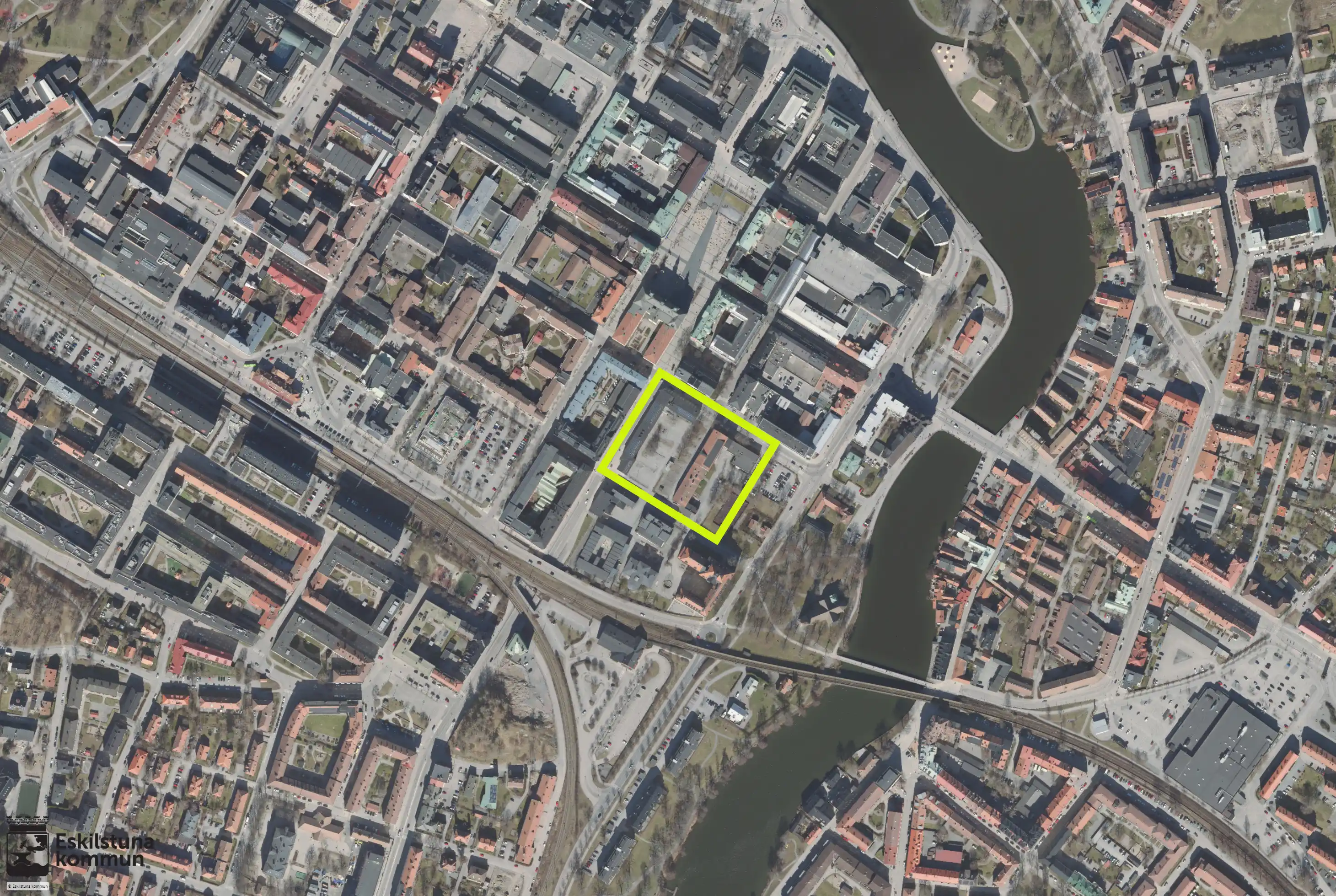 Satellitbild över centrala Eskilstuna. En gul rektangel markerar Fristadsskolan.